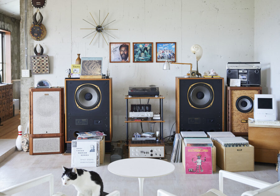 部屋の主役は、〈タンノイ〉のビンテージスピーカー。憧れの大型オーディオセット。山口 明 (フォトグラファー) #2