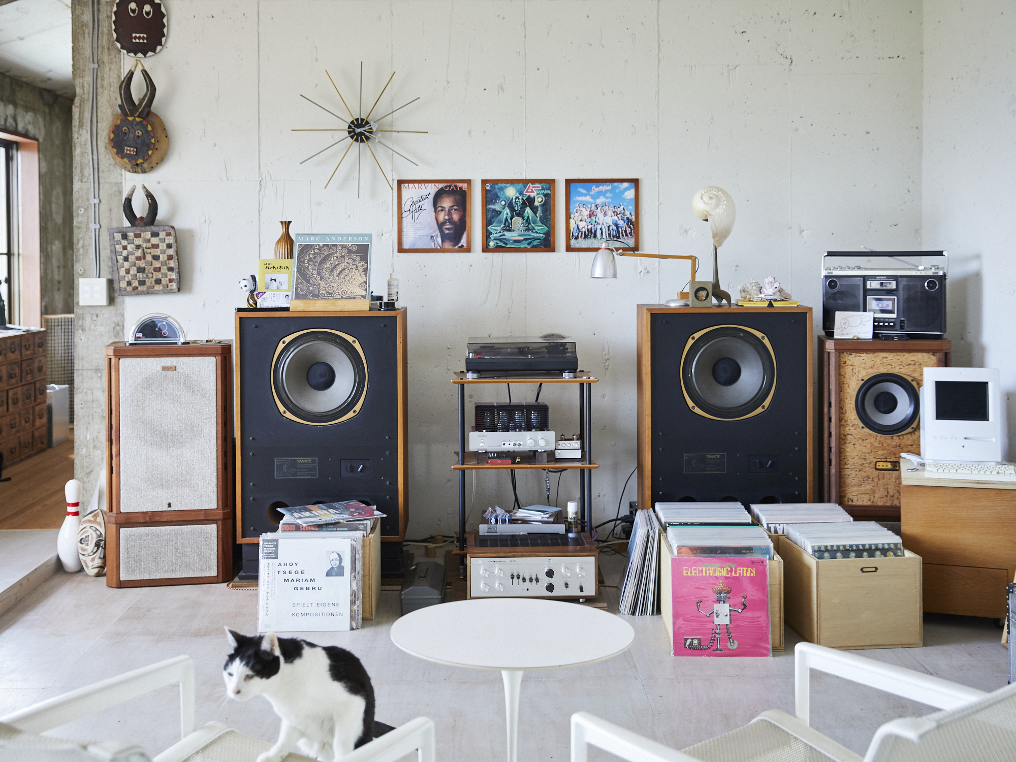 部屋の主役は、〈タンノイ〉のビンテージスピーカー。憧れの大型オーディオセット。写真と文：山口 明 (フォトグラファー) #2