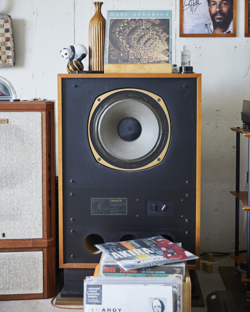 部屋の主役は、〈タンノイ〉のビンテージスピーカー。憧れの大型オーディオセット。山口 明 (フォトグラファー) #2