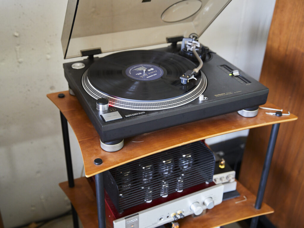 部屋の主役は、〈タンノイ〉のビンテージスピーカー。憧れの大型オーディオセット。山口 明 (フォトグラファー) #2