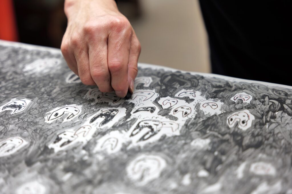 手と空想、その間で生まれた作品が揃う、皆川 明さんの個展「手と空」が京都のギャラリーで開催。 | 『Idem PARIS』でのリトグラフ制作風景。photo : Yayoi Arimoto