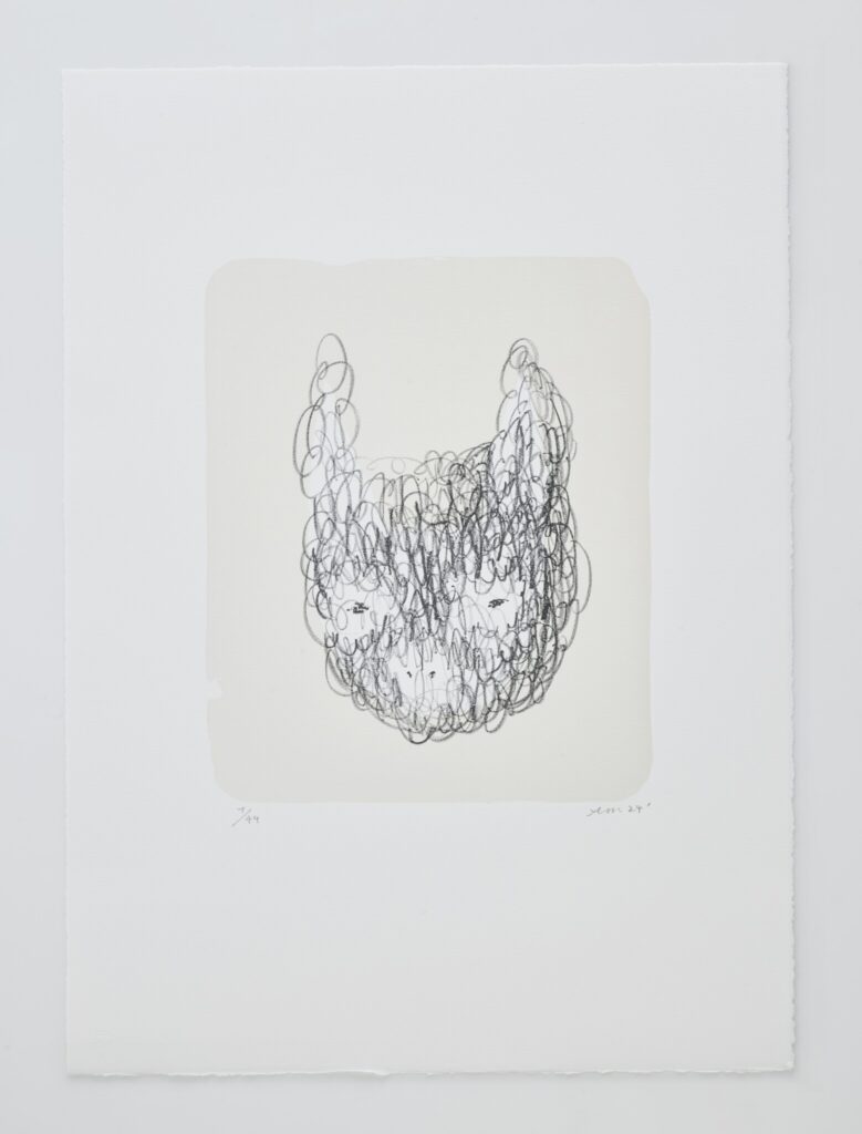 手と空想、その間で生まれた作品が揃う、皆川 明さんの個展「手と空」が京都のギャラリーで開催。 | リトグラフの作品《MASK No.Ⅷ》。