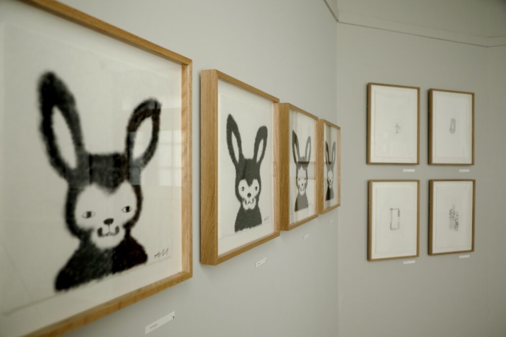 手と空想、その間で生まれた作品が揃う、皆川 明さんの個展「手と空」が京都のギャラリーで開催。 | 和紙にアクリルガナッシュで描いた《montagne》シリーズ。ひとつずつ異なる表情の違いに注目を。