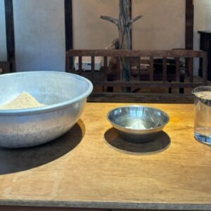 それぞれの生活に合わせた、気負わない「ぬか床」の始め方。写真と文：塩山奈央 (暮らし家) #3ワークショップでのひとコマ。ぬか床のベースの材料は3つだけ。左から米糠、塩、水。 | ワークショップでのひとコマ。ぬか床のベースの材料は3つだけ。左から米ぬか、塩、水。