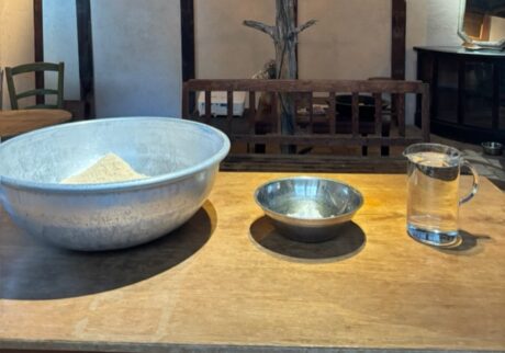 それぞれの生活に合わせた、気負わない「ぬか床」の始め方。写真と文：塩山奈央 (暮らし家) #3ワークショップでのひとコマ。ぬか床のベースの材料は3つだけ。左から米糠、塩、水。 | ワークショップでのひとコマ。ぬか床のベースの材料は3つだけ。左から米ぬか、塩、水。