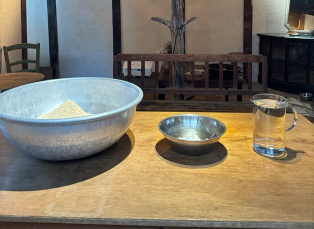 それぞれの生活に合わせた、気負わない「ぬか床」の始め方。写真と文：塩山奈央 (暮らし家) #3ワークショップでのひとコマ。ぬか床のベースの材料は3つだけ。左から米糠、塩、水。