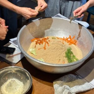 ぬか床とうまく付き合うための時期と場所。写真と文：塩山奈央 (暮らし家) #4ワークショップでのひとコマ。クズ野菜も一緒に混ぜちゃいます。 | ワークショップでのひとコマ。クズ野菜も一緒に混ぜちゃいます。