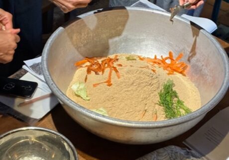 ぬか床とうまく付き合うための時期と場所。写真と文：塩山奈央 (暮らし家) #4ワークショップでのひとコマ。クズ野菜も一緒に混ぜちゃいます。 | ワークショップでのひとコマ。クズ野菜も一緒に混ぜちゃいます。