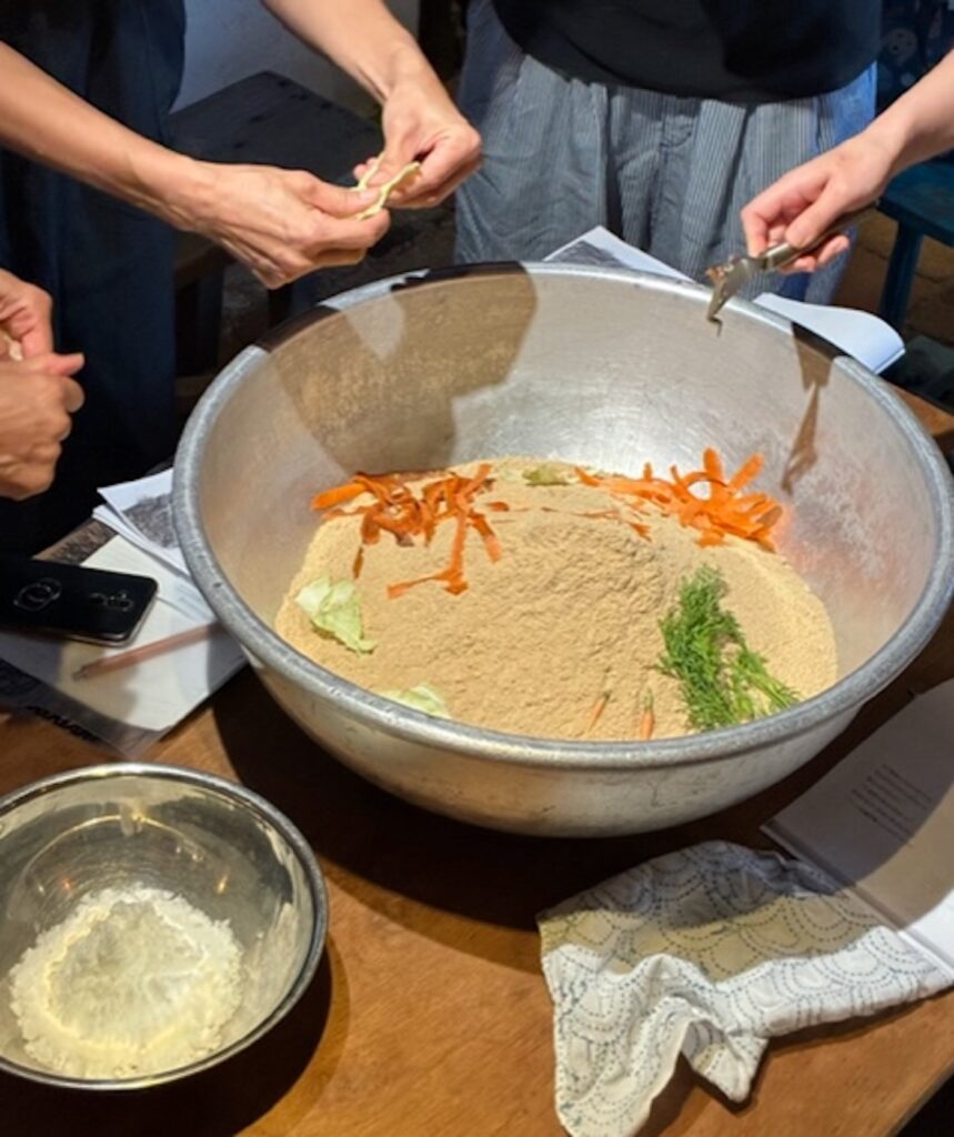 ぬか床とうまく付き合うための時期と場所。写真と文：塩山奈央 (暮らし家) #4ワークショップでのひとコマ。クズ野菜も一緒に混ぜちゃいます。