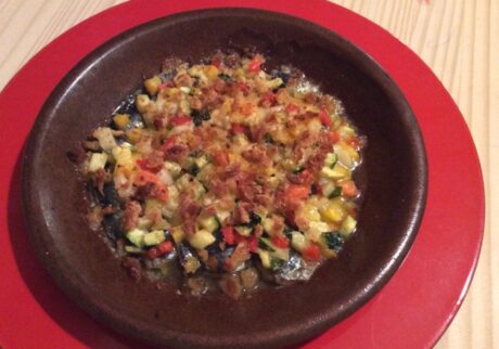 ぬか漬けソースを使用した、イワシの重ね焼き。 | ３枚おろしのイワシの上に、洋風ぬか漬けソースとニンニク、パン粉を乗せてオーブン焼きに。ぬか漬けのほのかな酸味と洋風ソースに入っているパルメザンチーズの風味が絶妙に馴染んで、簡単なのに深い味わいを感じられるおいしさです。