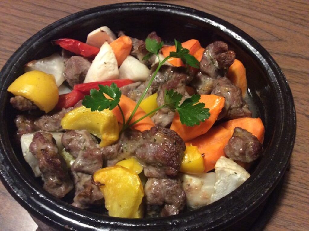 ラムとぬか漬け野菜のオーブン焼き。 | ハーブソルトをまぶしたラム肉と、西洋野菜のぬか漬けを使用したオーブン焼き。人参、パプリカ、ズッキーニ、カリフラワーなどのぬか漬けを使用。ぬか漬けの酸味がビネガーのような役割を果たし、味わい深い１品に仕上がります。回しかけたオリーブオイルとの相性も◯。こちらも切って焼くだけの簡単料理です。