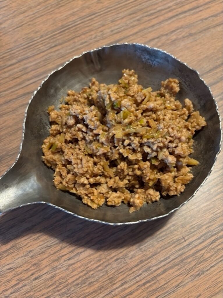 ぬか漬けとひき肉の肉味噌。 | 長ネギ、ニンニク、生姜などを加え、ぬか漬けとひき肉を炒め合わせたぬか漬けひき肉炒め。このレシピは「ぬか床の水分調整と旨味出しのために、一晩以上入れておいた干し椎茸」を加えるのが、コツ。味に深みが出ます。白いごはんに乗せるだけでもおいしいけれど、チャーハンや野菜炒め、麻婆豆腐の具材、冷たい麺などにもよく合います。