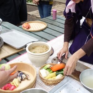 今の暮らしに合わせた「ぬか床」を考えること。写真と文：塩山奈央 (暮らし家) #2娘が幼稚園の頃に行われた「江戸週間」という行事で、ぬか床＆ぬか漬けを披露したときのひとコマ。 | 娘が幼稚園の頃に行われた「江戸週間」という行事で、ぬか床＆ぬか漬けを披露したときのひとコマ。