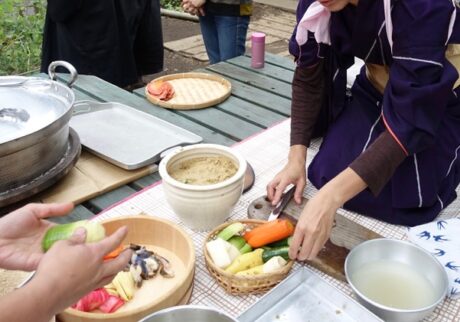 今の暮らしに合わせた「ぬか床」を考えること。写真と文：塩山奈央 (暮らし家) #2娘が幼稚園の頃に行われた「江戸週間」という行事で、ぬか床＆ぬか漬けを披露したときのひとコマ。 | 娘が幼稚園の頃に行われた「江戸週間」という行事で、ぬか床＆ぬか漬けを披露したときのひとコマ。