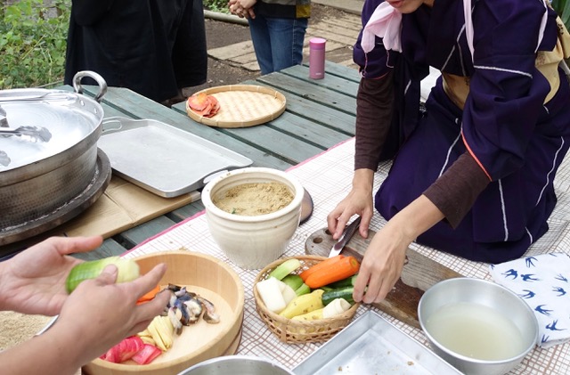 今の暮らしに合わせた「ぬか床」を考えること。写真と文:塩山奈央 (暮らし家) #2娘が幼稚園の頃に行われた「江戸週間」という行事で、ぬか床&ぬか漬けを披露したときのひとコマ。 | 娘が幼稚園の頃に行われた「江戸週間」という行事で、ぬか床&ぬか漬けを披露したときのひとコマ。 今の暮らしに合わせた「ぬか床」を考えること。写真と文:塩山奈央 (暮らし家) #2娘が幼稚園の頃に行われた「江戸週間」という行事で、ぬか床&ぬか漬けを披露したときのひとコマ。