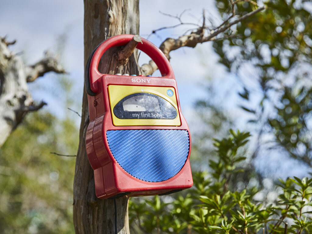 気づけば20台。部屋のアクセントになる、ラジカセ。写真と文：山口 明 (フォトグラファー) #3 | 〈ソニー〉の「TCM-4000」は軽いので、持ち運んで使うと楽しい。