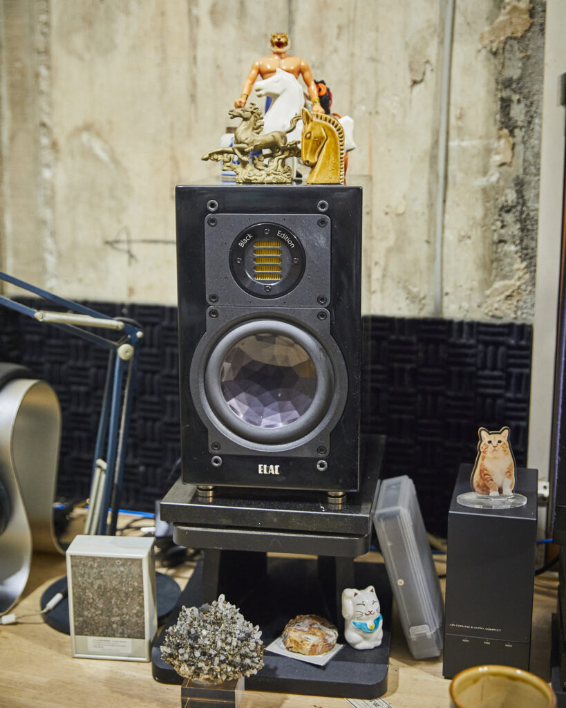 15年以上の付き合い。仕事部屋のオーディオセット。写真と文：山口 明 (フォトグラファー) #4 | 〈エラック〉の2wayスピーカー「BS243BE」。