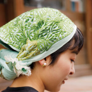 ビストロ店主・山口 萌菜さんの、定番アイテムの着こなし方。ドリス ヴァン ノッテンのスカーフ1986年、ベルギー発のラグジュアリーブランド。独創的な色使いや繊細なプリント、花柄や刺繍、上質な素材使いが特徴。なかでもスカーフは、手描き調のタッチや異なるモチーフを重ねた奥行きある柄表現と絶妙な配色が魅力。