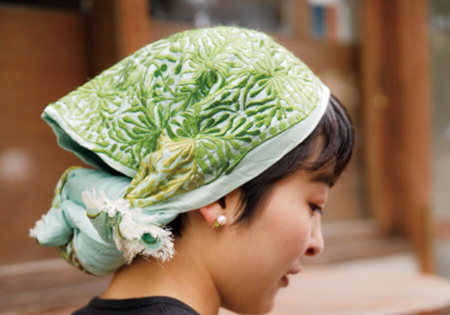 ビストロ店主・山口 萌菜さんの、定番アイテムの着こなし方。ドリス ヴァン ノッテンのスカーフ1986年、ベルギー発のラグジュアリーブランド。独創的な色使いや繊細なプリント、花柄や刺繍、上質な素材使いが特徴。なかでもスカーフは、手描き調のタッチや異なるモチーフを重ねた奥行きある柄表現と絶妙な配色が魅力。