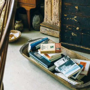 フラワーデザイナー・市村美佳子さんの本のある風景。「住む人を映す、本棚」02。