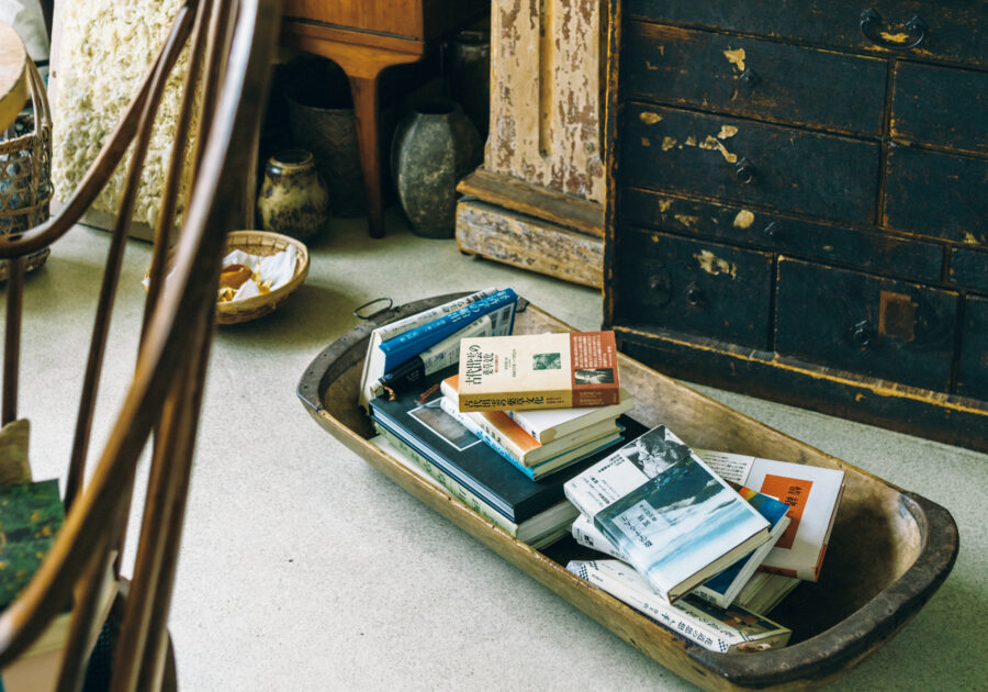 フラワーデザイナー・市村美佳子さんの本のある風景。「住む人を映す、本棚」02。