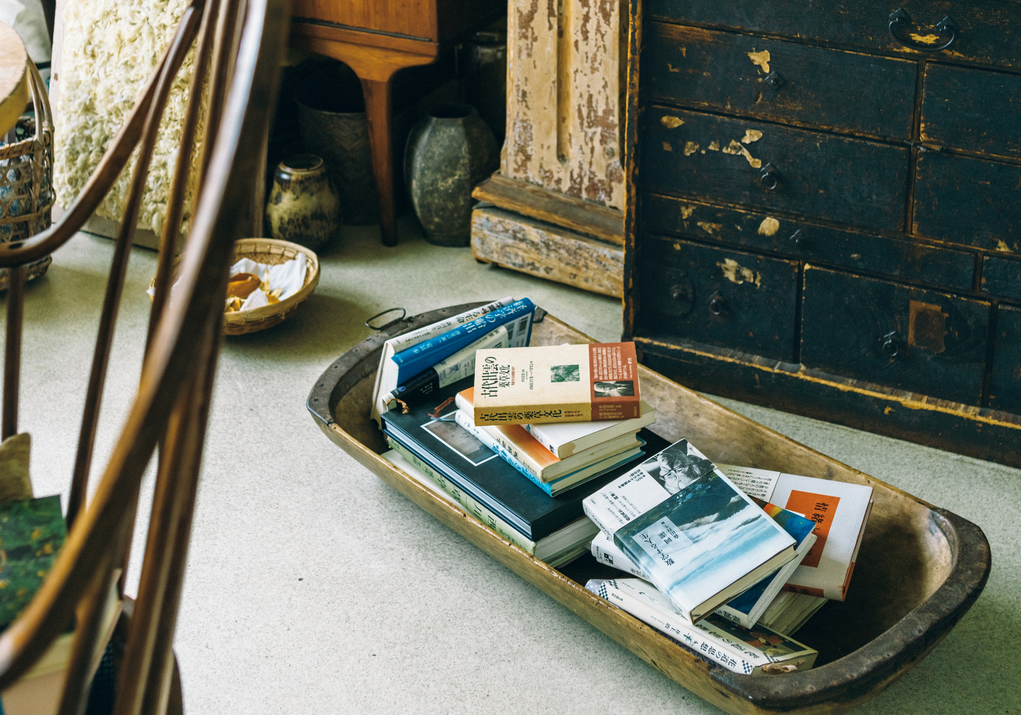 フラワーデザイナー・市村美佳子さんの本のある風景。「住む人を映す、本棚」02。