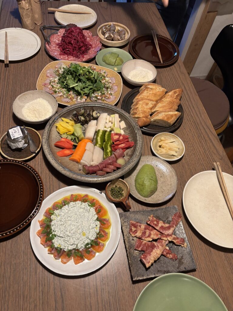 今の暮らしに合わせた「ぬか床」を考えること。写真と文:塩山奈央 (暮らし家) #2 | 持ち寄りごはん会で重宝される、ぬか漬けの盛り合わせ。 今の暮らしに合わせた「ぬか床」を考えること。写真と文:塩山奈央 (暮らし家) #2