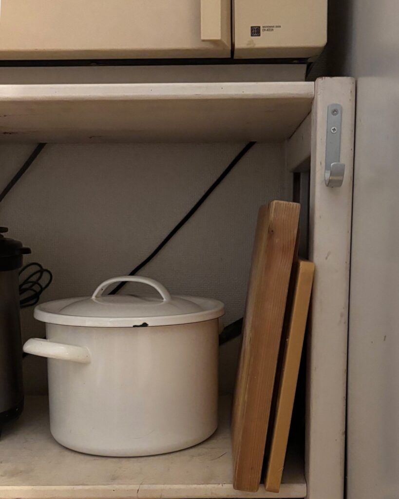 我が家のぬか床は取っ手が付いたホーロー鍋。定位置は冷蔵庫の横。