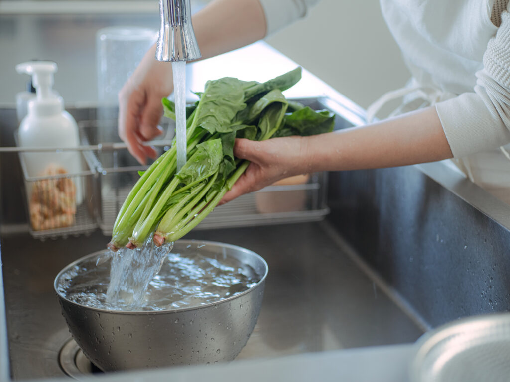 旬の野菜の根元に付いた土も「ReFa ULTRA FINE BUBBLE SUIGEN」の水でしっかり落とせる。