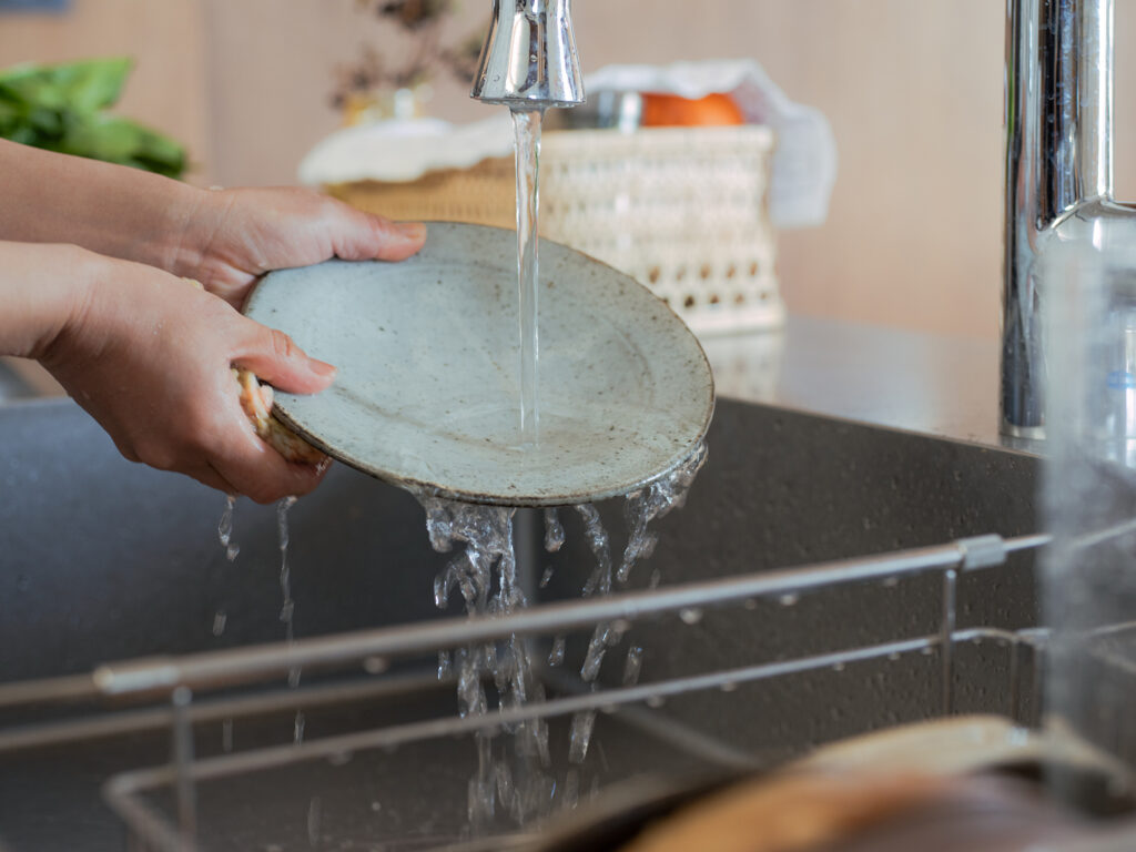 土の質感が感じられる器の汚れも、少ない洗剤できれいに洗える。