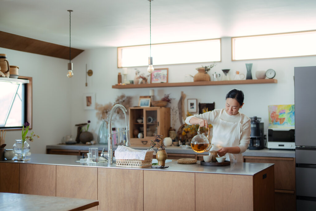 質のいい“水”が、心地よい暮らしの入り口でした。スタイリスト・宇藤えみさん×ReFa 担当者が語る、「水とべターライフ」 について。