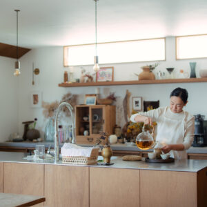 質のいい“水”が、心地よい暮らしの入り口でした。スタイリスト・宇藤えみさん×ReFa 担当者が語る、「水とべターライフ」 について。