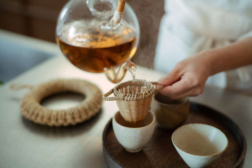 お気に入りのポットから、天然素材の竹の茶こしを使って丁寧にお茶を淹れるのが習慣。