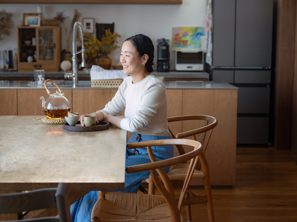 家事がいち段落したら、ダイニングテーブルの椅子に腰掛け海を眺め、ティータイムを愉しむ。