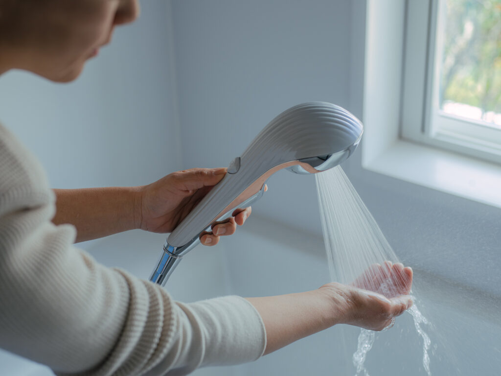 〈ReFa〉のシャワーヘッドを使うと、「ウルトラファインバブル水」の効果がより高まる。