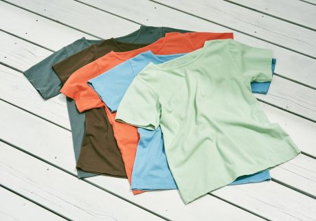 〈アーバン リサーチ ドアーズ〉で密かに人気を誇る定番、ボートネックTシャツ。上から、ログウッドで染めた「グレー」、胡桃で染めた「ブラウン」、インドアカネで染めた「レッド」、クチナシブルーで染めた「ブルー」、クチナシで染めた「ミント」。Tシャツ各¥6,600(以上すべてアーバン リサーチ ドアーズ) | 〈アーバンリサーチ ドアーズ〉で密かに人気を誇る定番、ボートネックTシャツ。左から、ログウッドで染めた「グレー」、胡桃で染めた「ブラウン」、インドアカネで染めた「レッド」、クチナシブルーで染めた「ブルー」、クチナシで染めた「ミント」。モデル着用の「ナチュラル」と合わせて全6色展開。ボートネックTシャツ各¥6,600(アーバンリサーチ ドアーズ) 〈アーバン リサーチ ドアーズ〉で密かに人気を誇る定番、ボートネックTシャツ。上から、ログウッドで染めた「グレー」、胡桃で染めた「ブラウン」、インドアカネで染めた「レッド」、クチナシブルーで染めた「ブルー」、クチナシで染めた「ミント」。Tシャツ各¥6,600(以上すべてアーバン リサーチ ドアーズ) | 〈アーバンリサーチ ドアーズ〉で密かに人気を誇る定番、ボートネックTシャツ。左から、ログウッドで染めた「グレー」、胡桃で染めた「ブラウン」、インドアカネで染めた「レッド」、クチナシブルーで染めた「ブルー」、クチナシで染めた「ミント」。モデル着用の「ナチュラル」と合わせて全6色展開。ボートネックTシャツ各¥6,600(アーバンリサーチ ドアーズ)