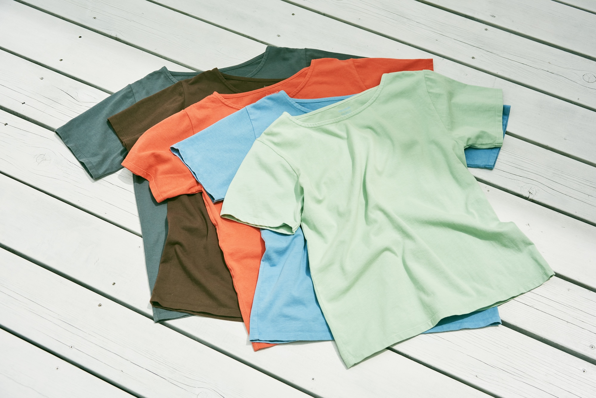 〈アーバン リサーチ ドアーズ〉で密かに人気を誇る定番、ボートネックTシャツ。上から、ログウッドで染めた「グレー」、胡桃で染めた「ブラウン」、インドアカネで染めた「レッド」、クチナシブルーで染めた「ブルー」、クチナシで染めた「ミント」。Tシャツ各¥6,600(以上すべてアーバン リサーチ ドアーズ) | 〈アーバンリサーチ ドアーズ〉で密かに人気を誇る定番、ボートネックTシャツ。左から、ログウッドで染めた「グレー」、胡桃で染めた「ブラウン」、インドアカネで染めた「レッド」、クチナシブルーで染めた「ブルー」、クチナシで染めた「ミント」。モデル着用の「ナチュラル」と合わせて全6色展開。ボートネックTシャツ各¥6,600(アーバンリサーチ ドアーズ) 〈アーバン リサーチ ドアーズ〉で密かに人気を誇る定番、ボートネックTシャツ。上から、ログウッドで染めた「グレー」、胡桃で染めた「ブラウン」、インドアカネで染めた「レッド」、クチナシブルーで染めた「ブルー」、クチナシで染めた「ミント」。Tシャツ各¥6,600(以上すべてアーバン リサーチ ドアーズ) | 〈アーバンリサーチ ドアーズ〉で密かに人気を誇る定番、ボートネックTシャツ。左から、ログウッドで染めた「グレー」、胡桃で染めた「ブラウン」、インドアカネで染めた「レッド」、クチナシブルーで染めた「ブルー」、クチナシで染めた「ミント」。モデル着用の「ナチュラル」と合わせて全6色展開。ボートネックTシャツ各¥6,600(アーバンリサーチ ドアーズ)