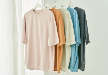 ブランドとしては珍しいという、夏を感じるカラーバリエーションで揃うスウェットTシャツ。左から、スオウで染めた「ライトピンク」、タンガラで染めた「オレンジ」、胡桃で染めた「チョーク」、クチナシブルーで染めた「ブルー」、ログウッドで染めた「グレー」。モデルが着用した「グリーン」を含めて全6色。スウェットTシャツ各¥6,820(アーバンリサーチ ドアーズ) ブランドとしては珍しいという、夏を感じるカラーバリエーションで揃うスウェットTシャツ。左から、スオウで染めた「ライトピンク」、タンガラで染めた「オレンジ」、胡桃で染めた「チョーク」、クチナシブルーで染めた「ブルー」、ログウッドで染めた「グレー」。モデルが着用した「グリーン」を含めて全6色。スウェットTシャツ各¥6,820(アーバンリサーチ ドアーズ)