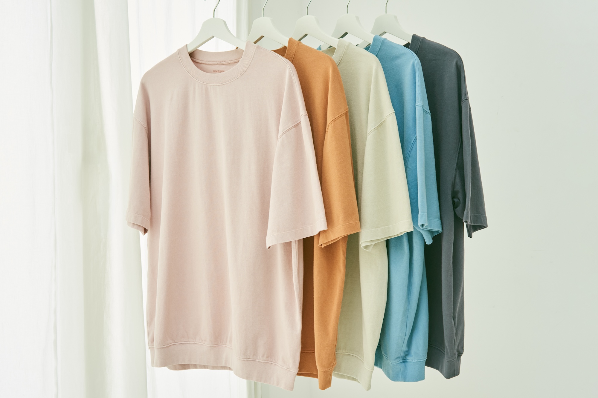 ブランドとしては珍しいという、夏を感じるカラーバリエーションで揃うスウェットTシャツ。左から、スオウで染めた「ライトピンク」、タンガラで染めた「オレンジ」、胡桃で染めた「チョーク」、クチナシブルーで染めた「ブルー」、ログウッドで染めた「グレー」。モデルが着用した「グリーン」を含めて全6色。スウェットTシャツ各¥6,820(アーバンリサーチ ドアーズ) ブランドとしては珍しいという、夏を感じるカラーバリエーションで揃うスウェットTシャツ。左から、スオウで染めた「ライトピンク」、タンガラで染めた「オレンジ」、胡桃で染めた「チョーク」、クチナシブルーで染めた「ブルー」、ログウッドで染めた「グレー」。モデルが着用した「グリーン」を含めて全6色。スウェットTシャツ各¥6,820(アーバンリサーチ ドアーズ)