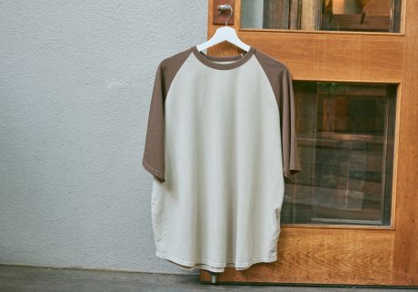 シックなトーンのバイカラーが魅力的なベースボールTシャツ。五倍子で染めたやさしい色合いの「ベージュ」の身頃を、クルーネックと5分袖に配されたブラウンカラーが引き締める。モデルが着用した「グレイ×ブラック」と全2色。Tシャツ¥7,480(アーバン リサーチ ドアーズ) | シックなトーンのバイカラーが魅力的なベースボールTシャツ。五倍子で染めたやさしい色合いの「ベージュ」の身頃を、クルーネックと5分袖に配されたブラウンカラーが引き締める。モデルが着用した「グレイ×ブラック」と全2色。ベースボールTシャツ¥7,480(アーバンリサーチ ドアーズ) シックなトーンのバイカラーが魅力的なベースボールTシャツ。五倍子で染めたやさしい色合いの「ベージュ」の身頃を、クルーネックと5分袖に配されたブラウンカラーが引き締める。モデルが着用した「グレイ×ブラック」と全2色。Tシャツ¥7,480(アーバン リサーチ ドアーズ) | シックなトーンのバイカラーが魅力的なベースボールTシャツ。五倍子で染めたやさしい色合いの「ベージュ」の身頃を、クルーネックと5分袖に配されたブラウンカラーが引き締める。モデルが着用した「グレイ×ブラック」と全2色。ベースボールTシャツ¥7,480(アーバンリサーチ ドアーズ)