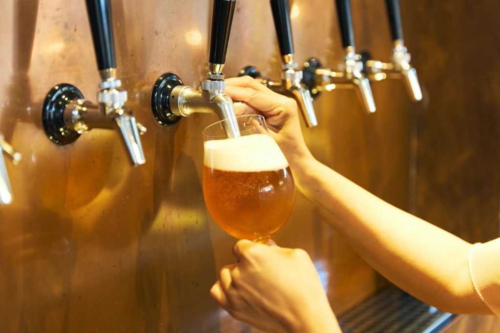 タップルームで味わえる生のクラフトビールは、季節により内容は変動するが、常時8〜10種類をラインナップしている。 | タップルームで味わえる生のクラフトビールは、季節により内容は変わるが、常時8〜10種類をラインナップしている。¥800〜。