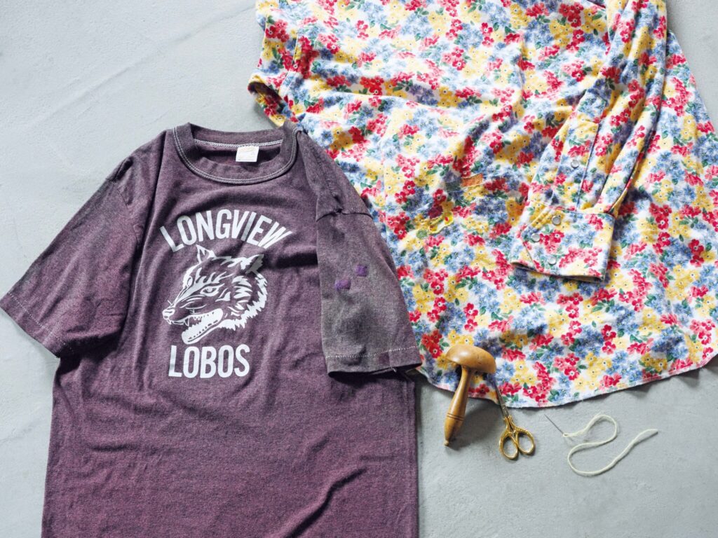 大好きなものだから直して使う、いつまでも。スタイリストの荻野玲子さん「洋服をダーニングする」。花柄シャツは後ろ身頃に当て布をした。手縫いのTシャツは生地が薄くなってきた袖部分をダーニング。どちらも長年、大事に着ていた。直したことで「より愛着がわきました」。