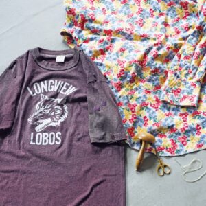 大好きなものだから直して使う、いつまでも。スタイリストの荻野玲子さん「洋服をダーニングする」。花柄シャツは後ろ身頃に当て布をした。手縫いのTシャツは生地が薄くなってきた袖部分をダーニング。どちらも長年、大事に着ていた。直したことで「より愛着がわきました」。 | 花柄シャツは後ろ身頃に当て布をした。手縫いのTシャツは生地が薄くなってきた袖部分をダーニング。どちらも長年、大事に着ていた。直したことで「より愛着がわきました」。