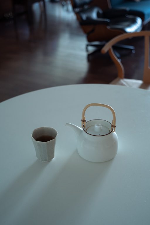 「お茶を飲むこと」：朝と寝る前に緑茶や黒豆茶、ほうじ茶などを楽しんでいます。急須は〈白山陶器〉、茶筒は〈開化堂〉のもの。この時間にレコードもかけて、朝はグレン・グールドのバッハだったり、時間によって聴く音楽を決めていて。リラックスしながら、妻と話をする時間を大切にしています。江﨑文武さんのインタビュー記事