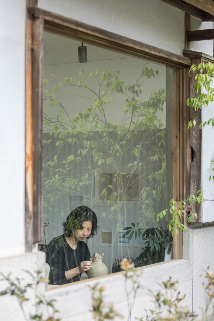 国内外で人気の陶芸家・安藤由香さんは、環境を変えるたびに創作の視野を広げてきたそう。尽きない探究心の源を探りに、兵庫・丹波篠山のアトリエへ。