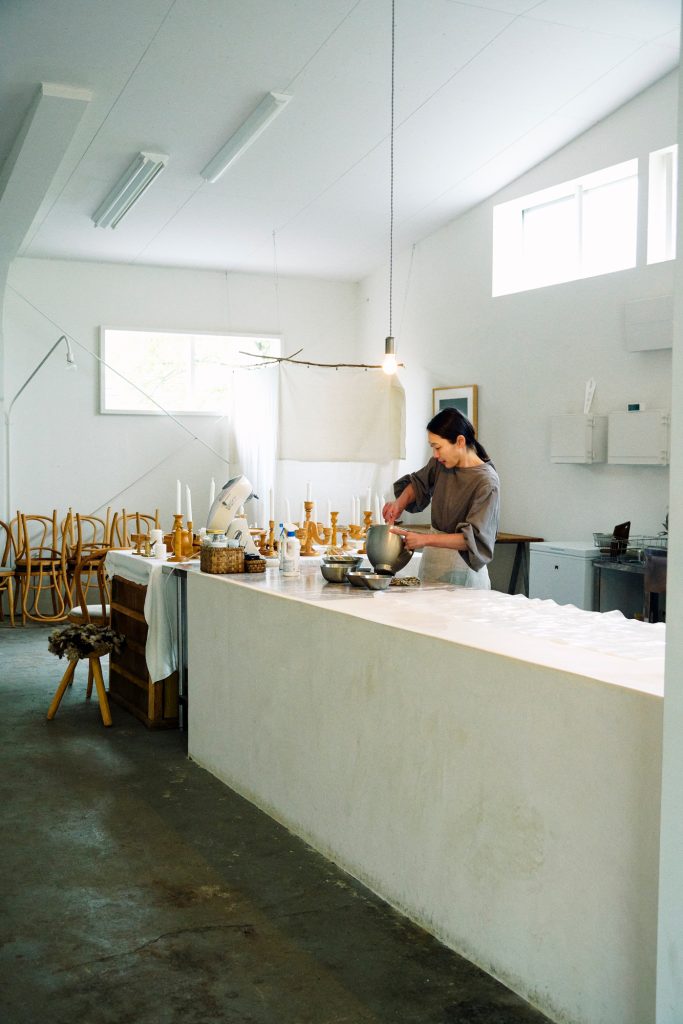 体にやさしいお菓子作りを深めるうち、山梨・塩山へ居を移した菓子研究家の長田佳子さん。自然のリズムに寄り添い見つけた、今の働き方について話を聞きました。