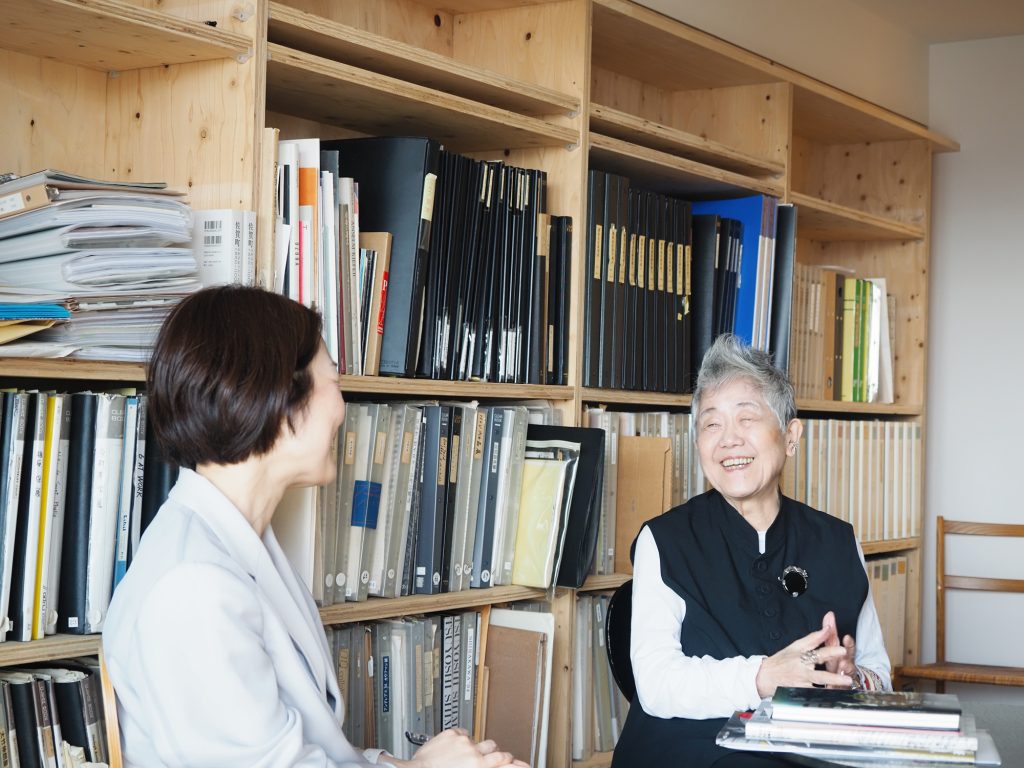 学芸プロデューサーの橋本麻里さんは、クリエイティブディレクターの小池一子さんの元へ。小池さんの仕事への姿勢に励まされる対談に。