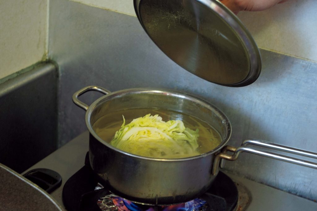 パスタを茹でる際、湯の塩加減の味見を。キャベツも鍋に投入し、茹でながらキャベツの甘味や旨味をパスタにうつす。