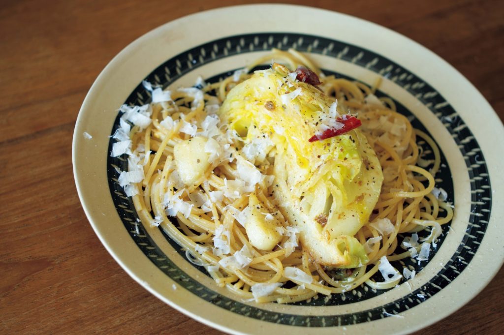 キャベツの形をそのまま生かした、見た目のユニークさにも食欲をそそられる。