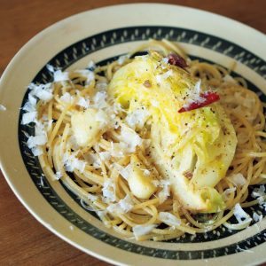 キャベツの形をそのまま生かした、見た目のユニークさにも食欲をそそられる。